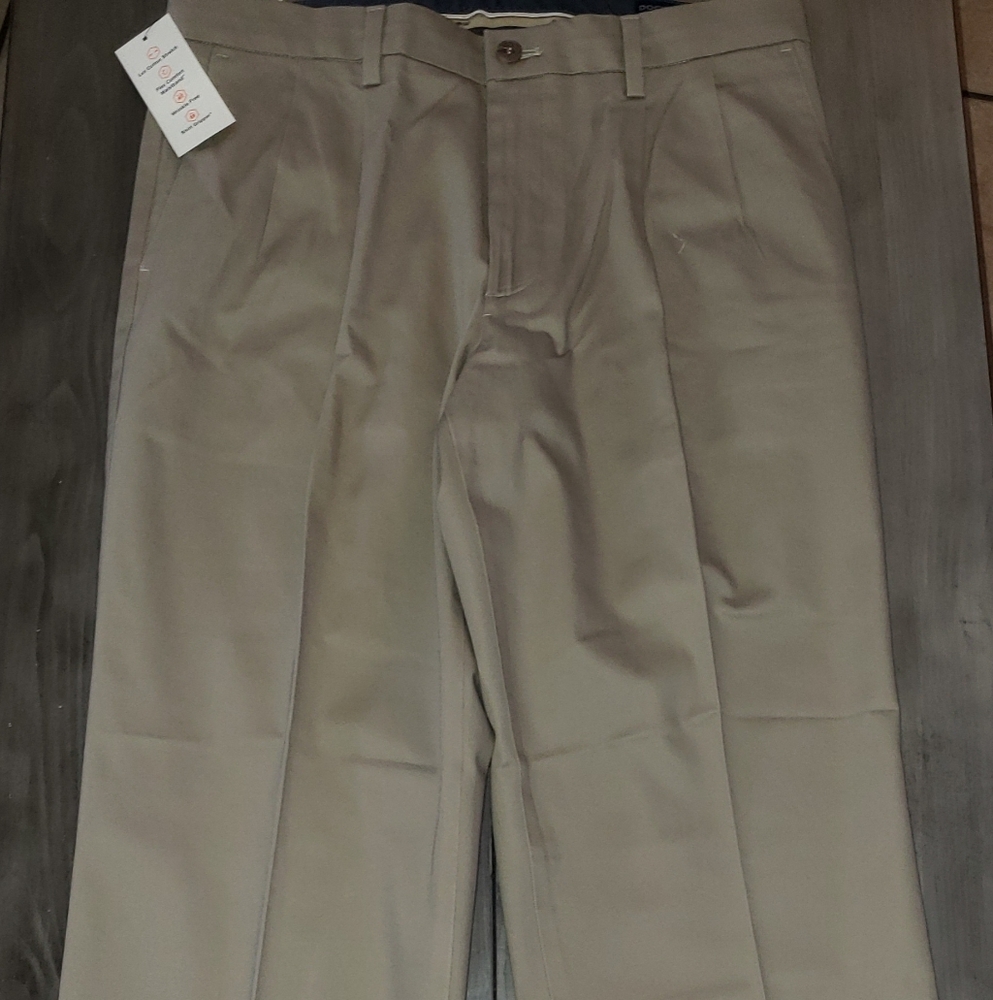 Levi's Dockers Signature Khaki Pants - Classic Fit - Pleated - 34 X 30